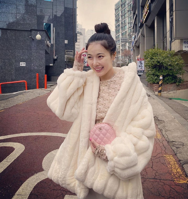 韩国美女泫雅自拍美图，穿羊羔绒大衣配半裙，身材好随便穿就好看