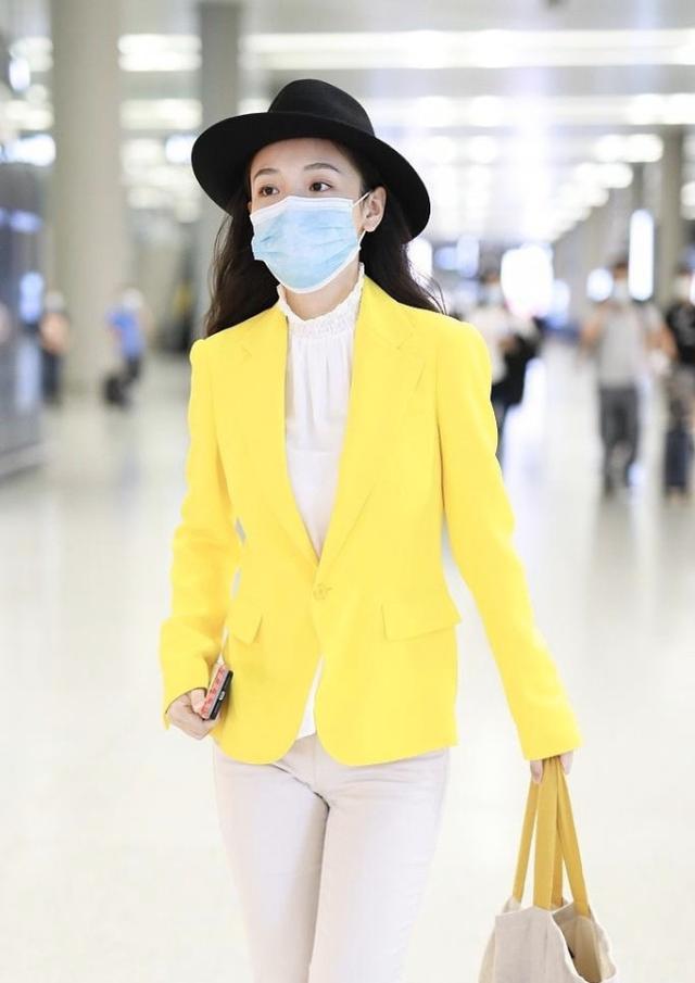 “最美校花”吴倩现身机场，穿黄色西装配紧身裤，像偷穿妈妈衣服