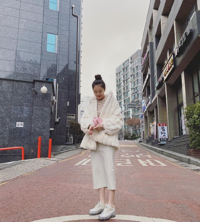 韩国美女泫雅自拍美图，穿羊羔绒大衣配半裙，身材好随便穿就好看