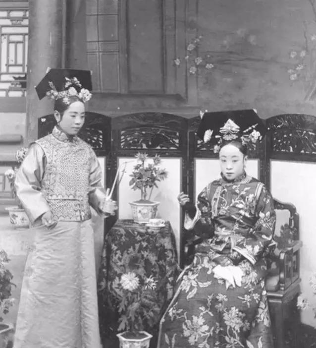 老照片:1950年奥黛丽赫本出席活动裙子滑落差点走光