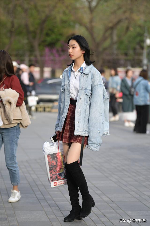 长靴搭配,美女也是很喜欢的风格,高跟款式衬托身材