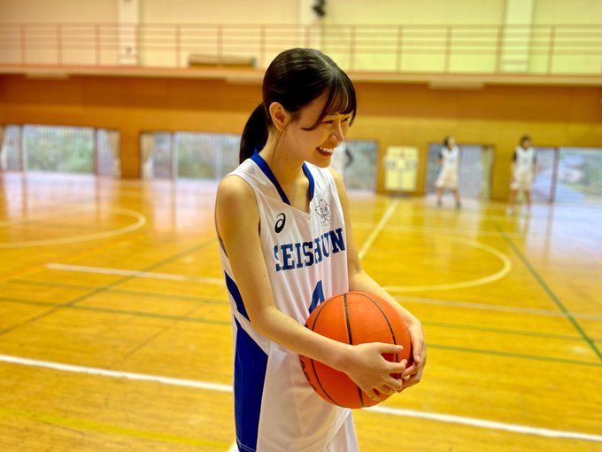 梦想是成为知名AV女优！ 清新D罩杯篮球美少女响乃诗青春时代AV出道！