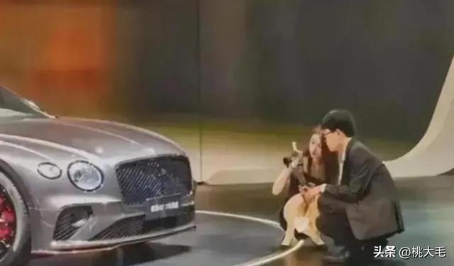 宾利女销售不雅照曝光:不穿内裤,下蹲讲解时走光