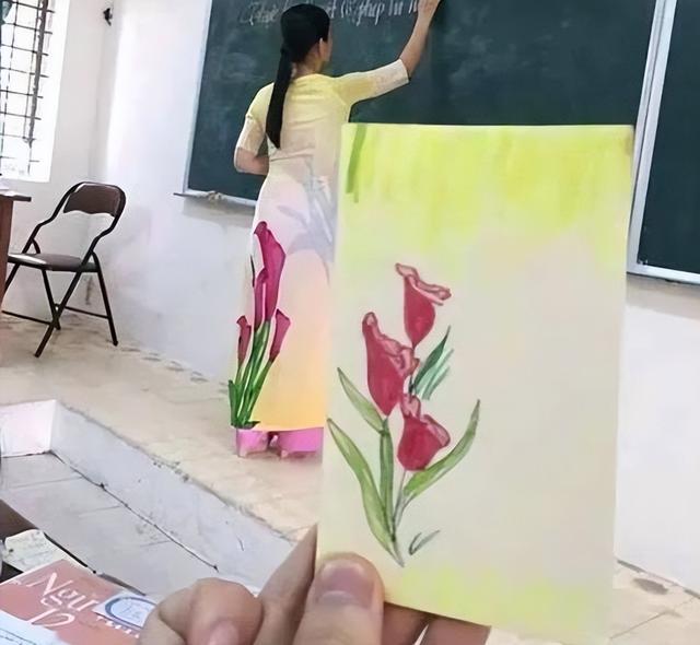 如有雷同纯属巧合，学生偷拍老师“撞衫照”，网友直呼毫无违和感