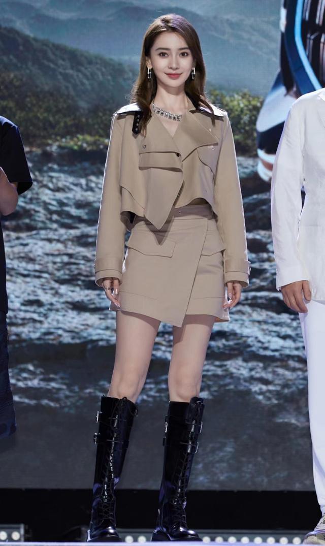 杨颖开奥迪拍大片美成名媛!穿超短裙尽情秀筷子腿,洋气脸真吸睛