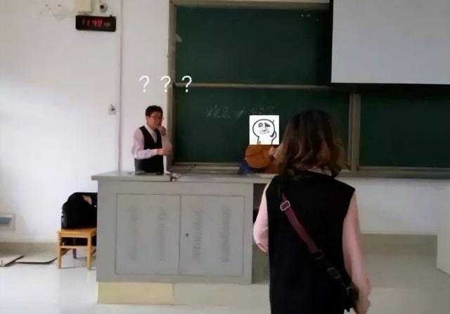 如有雷同纯属巧合，学生偷拍老师“撞衫照”，网友直呼毫无违和感