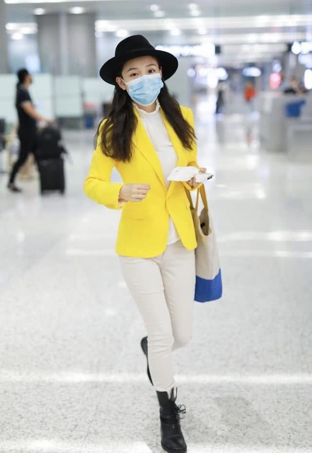 “最美校花”吴倩现身机场，穿黄色西装配紧身裤，像偷穿妈妈衣服