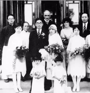 老照片:1950年奥黛丽赫本出席活动裙子滑落差点走光