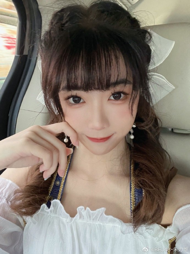 女星出道一个月疑翻车,曝偷拍室友洗澡视频发给男友,对方已报警