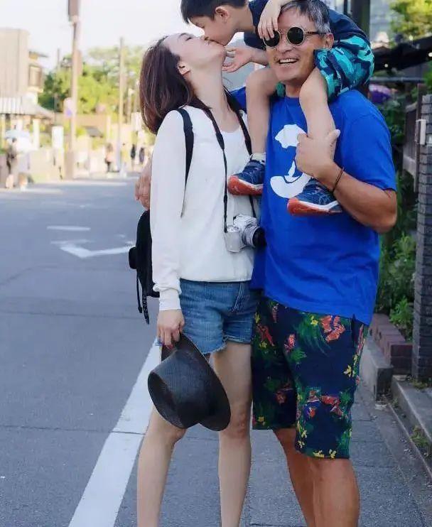 新加坡第一美女携老公秀恩爱！51岁的她白嫩肌肤惹人羡