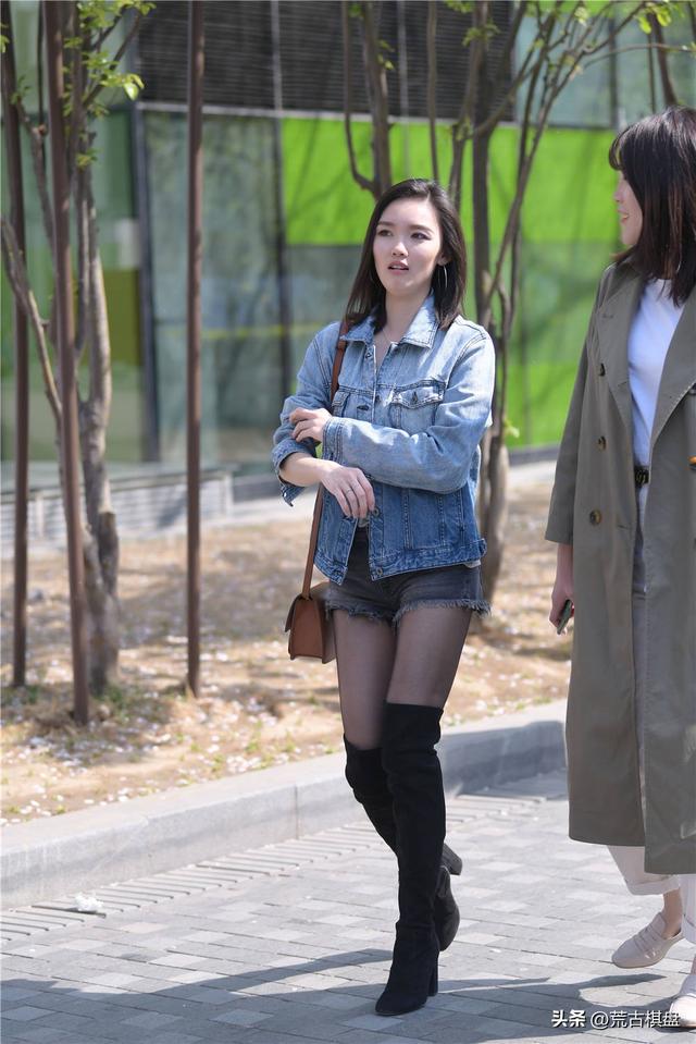 长靴搭配,美女也是很喜欢的风格,高跟款式衬托身材