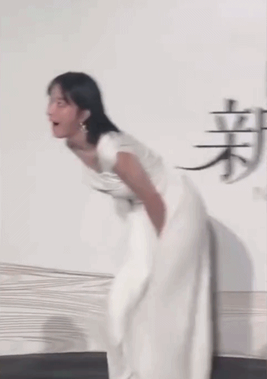 裙下走光、肩带滑落、假晕摔倒,内娱红毯让女星玩明白了,太社死