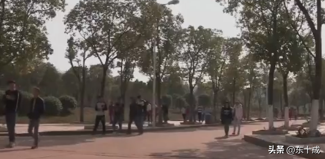 男子经不住黄色录像带的诱惑在大学校园相继强暴两名女生