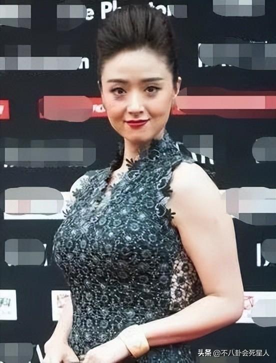 当胖女星穿紧身裙,太过丰满,肥肉都被勒出来了