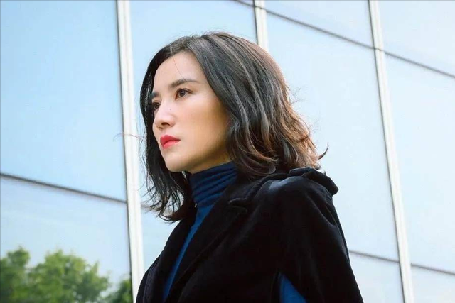 宋佳:靠“吊带”上位,与已婚名导同居,43岁的她活的又酷又飒