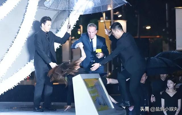裙下走光、肩带滑落、假晕摔倒,内娱红毯让女星玩明白了,太社死