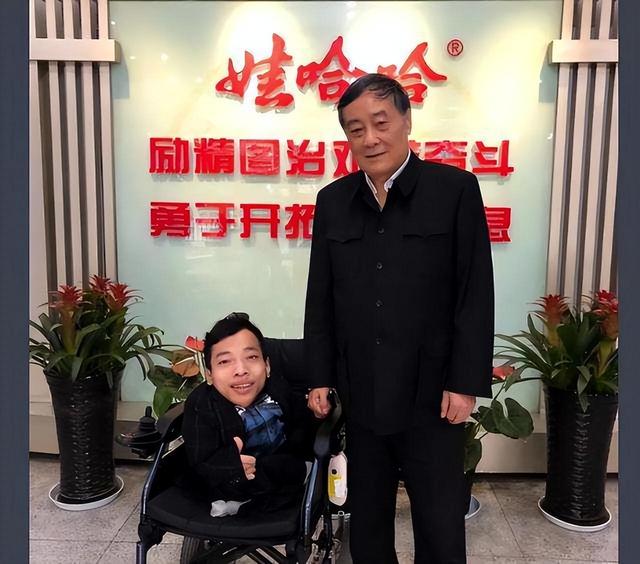 李创利:身高不足一米,却迎娶1米7美女秘书,他有怎样的人生经历