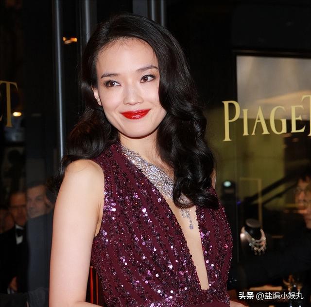 裙下走光、肩带滑落、假晕摔倒,内娱红毯让女星玩明白了,太社死