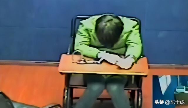 男子经不住黄色录像带的诱惑在大学校园相继强暴两名女生