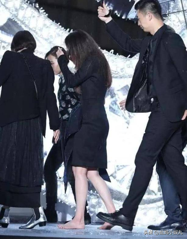 裙下走光、肩带滑落、假晕摔倒,内娱红毯让女星玩明白了,太社死