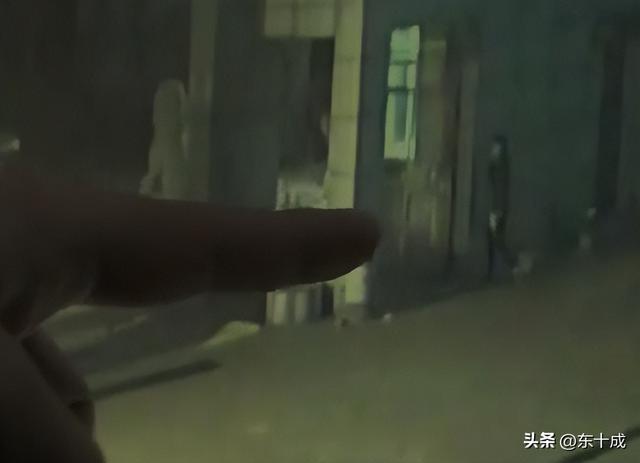 男子经不住黄色录像带的诱惑在大学校园相继强暴两名女生