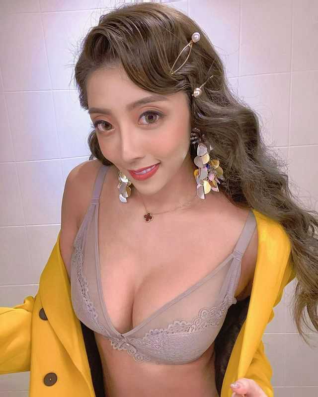 巨乳美女的双峰