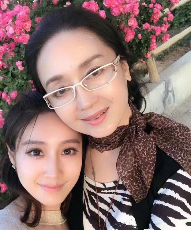 “高小姐”魏慧丽：嫁老师恩爱一生，女儿超美，母女同框似姐妹花