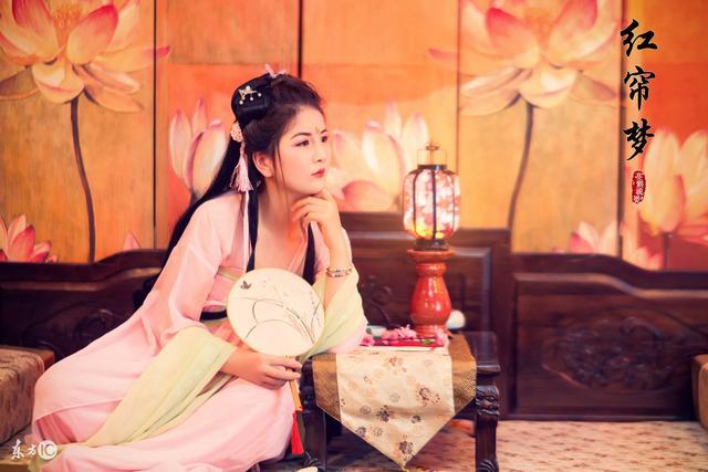 小说：丞相听说女儿被赐给王爷，欣喜不已，不料圣旨钦点的是傻女