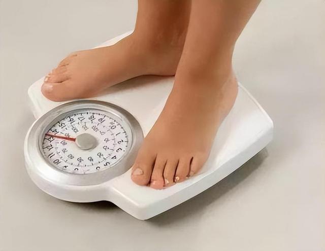 女性身高152—176cm标准体重对照表，若你达标，就用不着减肥