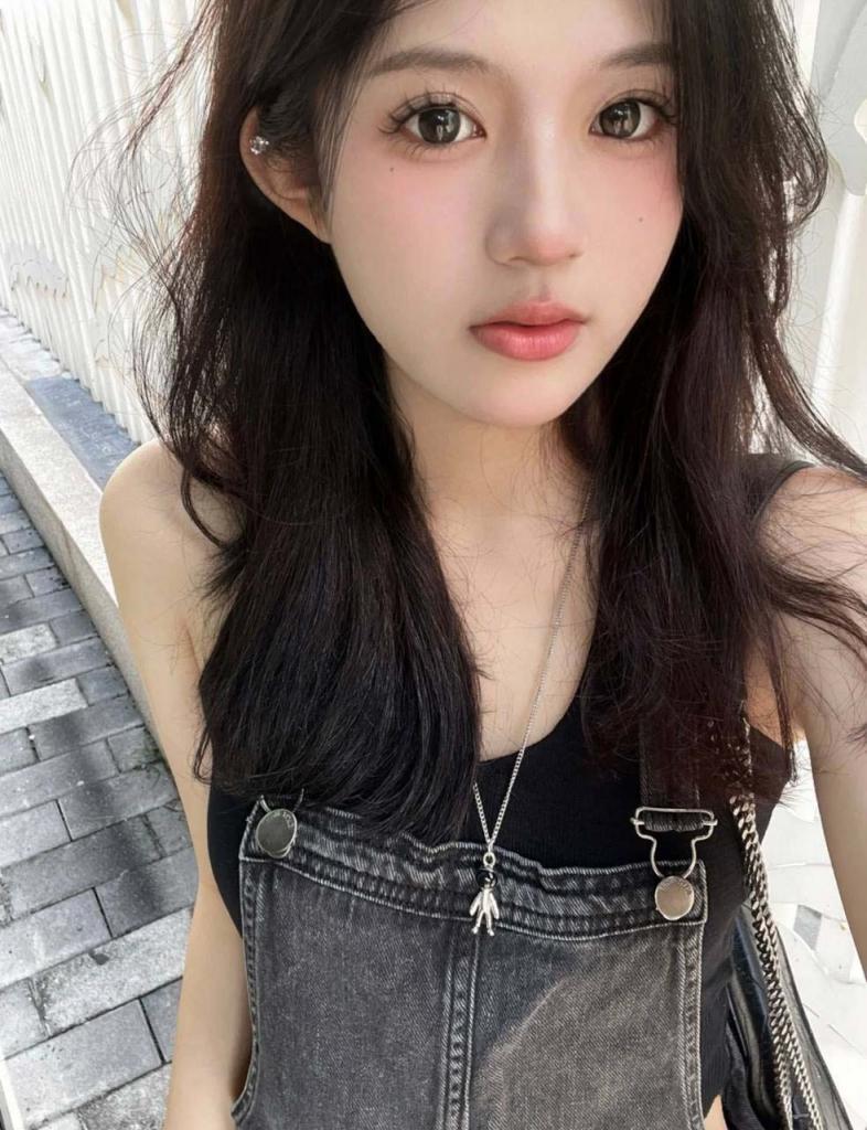 极品大长腿女神穿上黑丝在床上等着挨操 男闺蜜猛如打桩机没一会儿就强忍高潮 最后快被操哭不行了