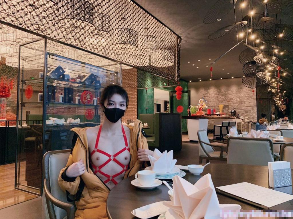 ✨外人眼中的女神，内心渴望被当成妓女一样狠狠羞辱✨这个金主爸爸的肉棒实在是太粗太长了，弄得我腿都软了