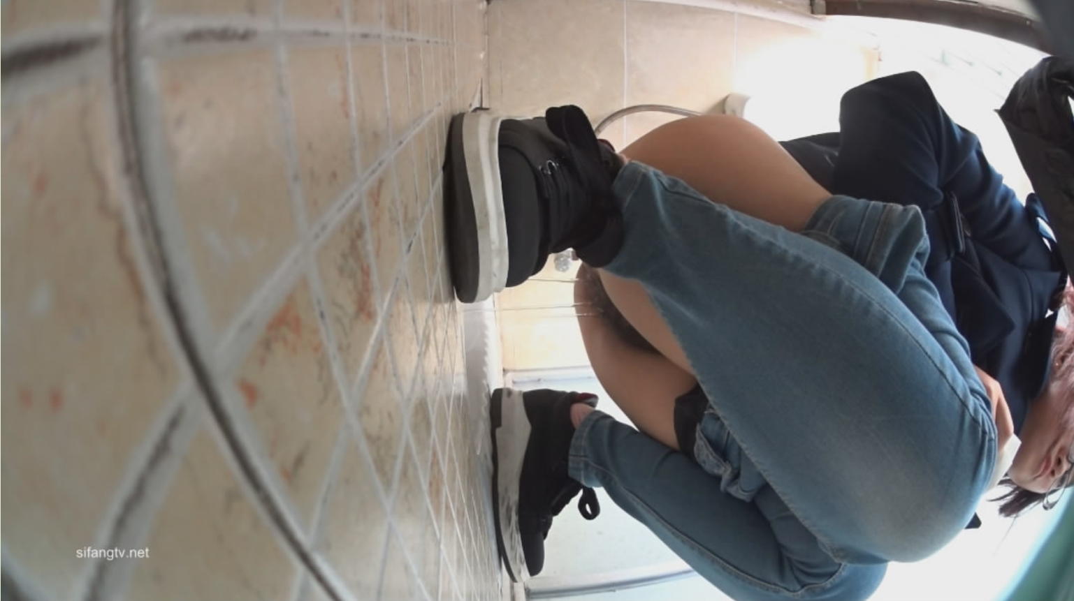GX财经大学女厕偷放❤️设备露脸偷拍女同学尿尿一边拉粑粑一边化妆的学妹