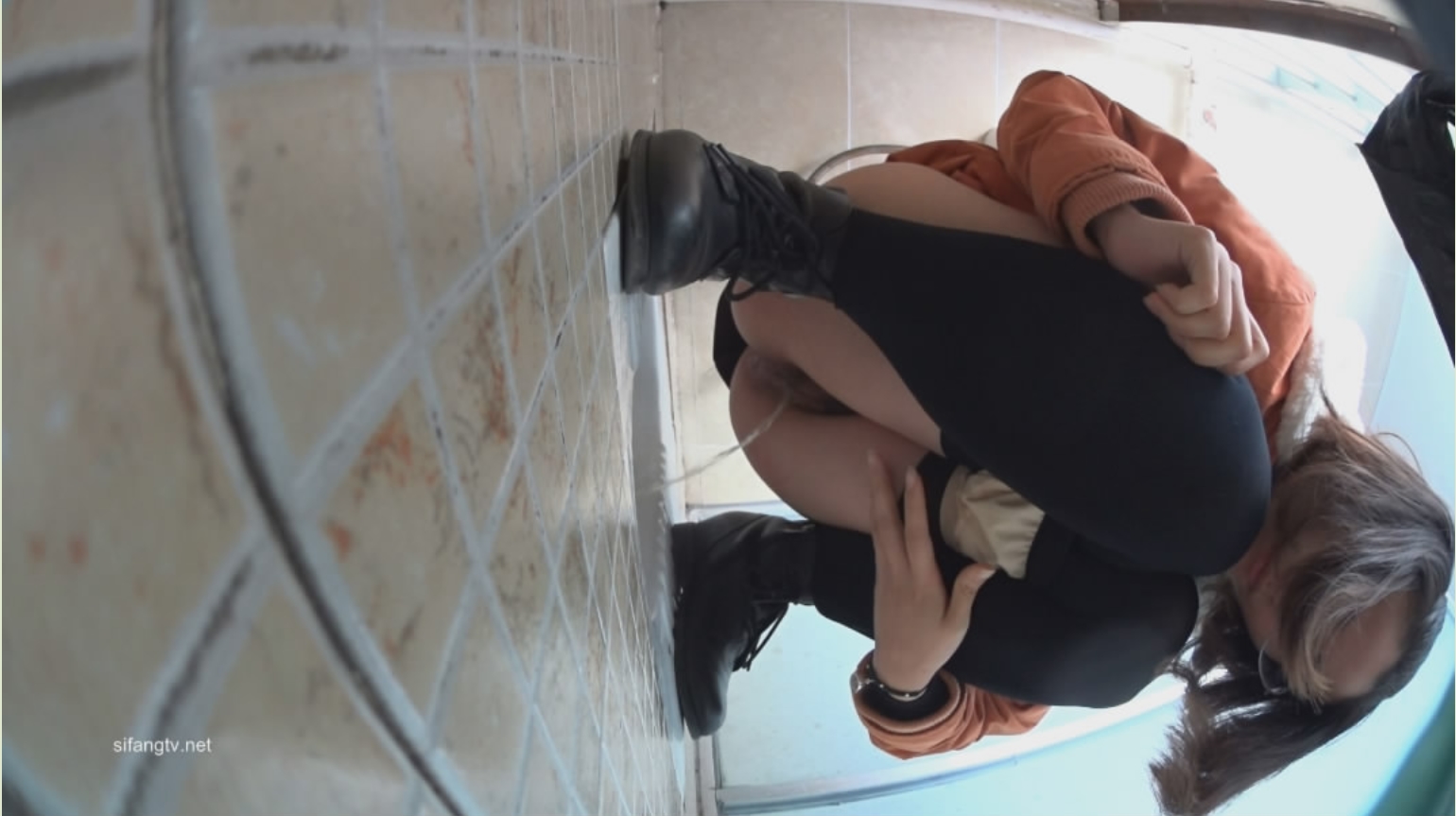 GX财经大学女厕偷放❤️设备露脸偷拍女同学尿尿一边拉粑粑一边化妆的学妹