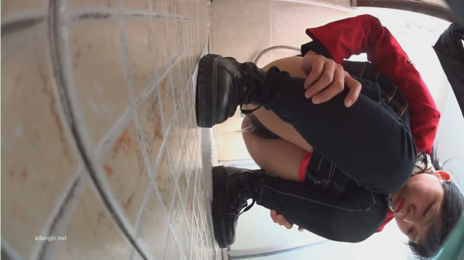 GX财经大学女厕偷放❤️设备露脸偷拍女同学尿尿一边拉粑粑一边化妆的学妹