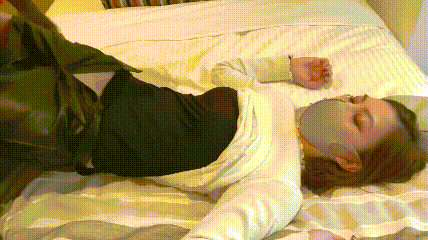 漂亮淫妻 老婆很辛苦找个黑人小哥哥犒劳一下 操逼姿势还挺多 两人都是满身大汗 逼都肿了 内射太深