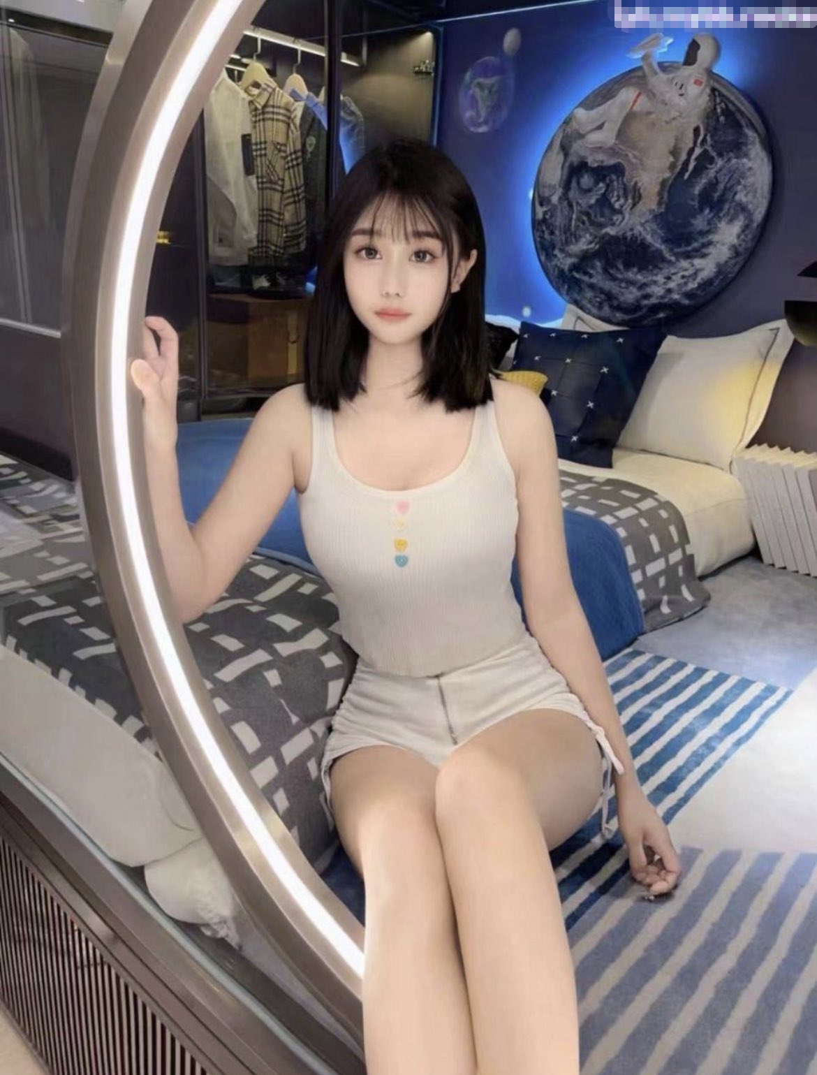 腰部以下全是腿顶级美腿女神 翘起美腿插小穴 紧身热裤剪开羞耻小洞洞 衣服不脱站着就后入我了