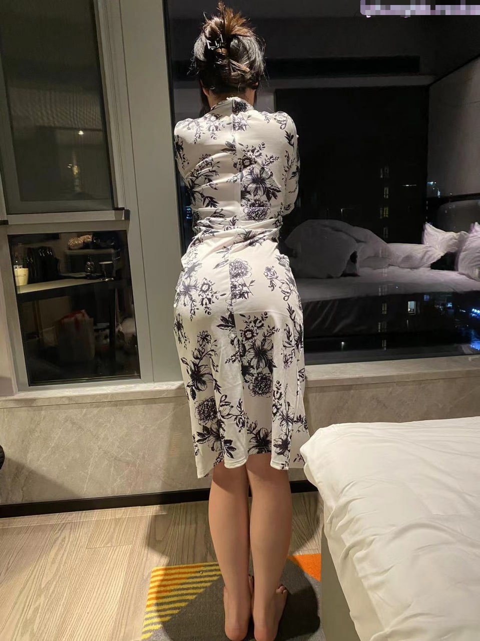 腰部以下全是腿顶级美腿女神 翘起美腿插小穴 紧身热裤剪开羞耻小洞洞 衣服不脱站着就后入我了
