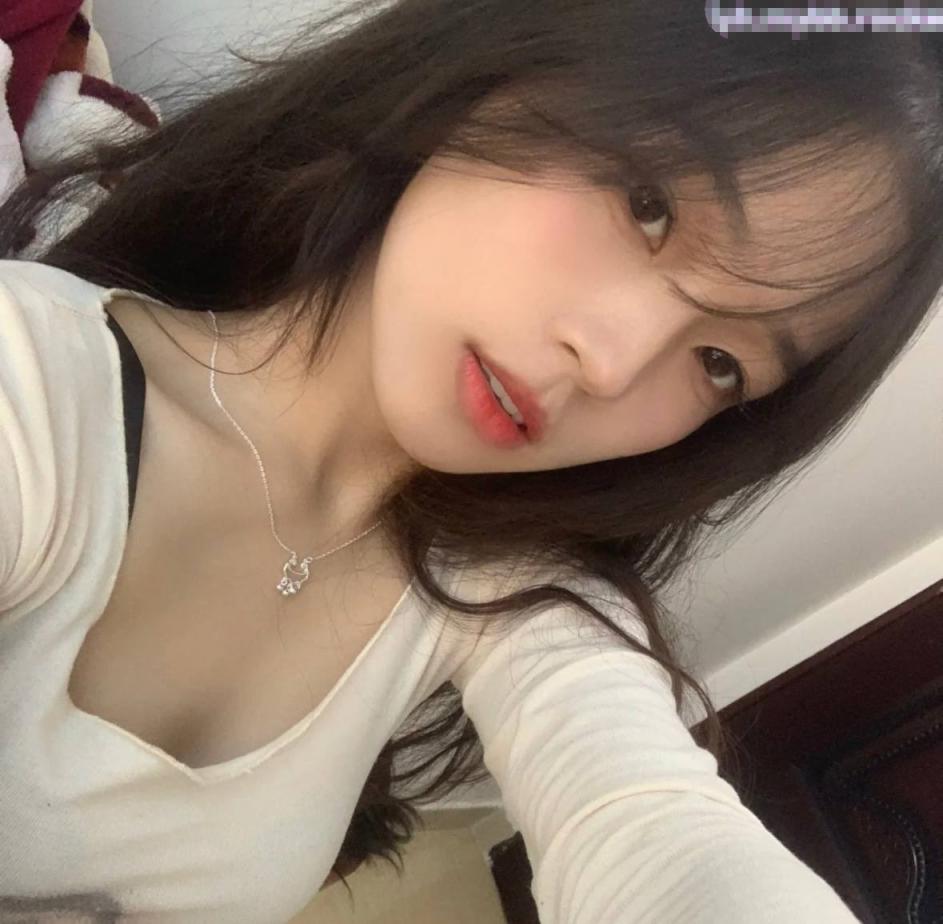 淫荡女人的终极梦想，自己被老公蒙上眼睛，岔开双腿躺着，房间里一群男人排着队，而自己老公在旁边看着