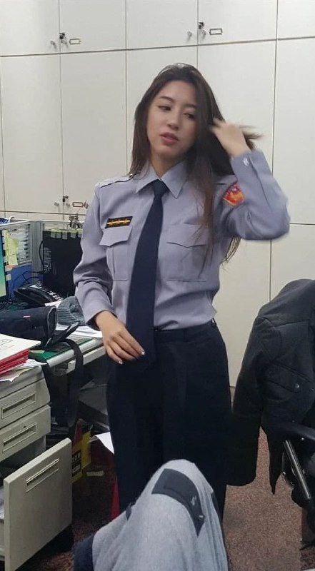 台W新竹女警潘芊妤吃瓜跟警花张津瑜有的一拼 极致反差婊