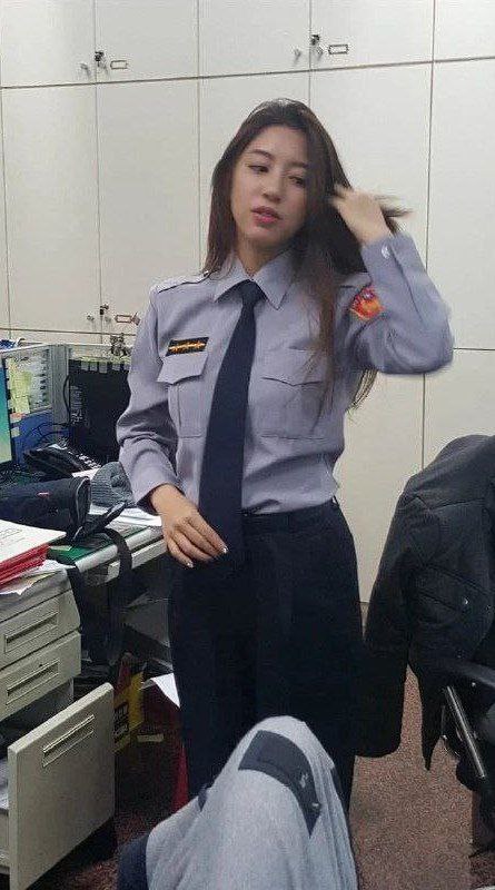 台W新竹女警潘芊妤吃瓜跟警花张津瑜有的一拼 极致反差婊