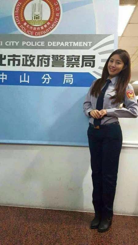 台W新竹女警潘芊妤吃瓜跟警花张津瑜有的一拼 极致反差婊