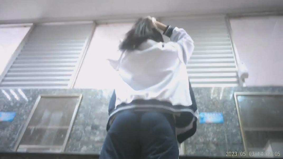 厕拍大神潜入某商圈把附近几个女厕拍个遍偷拍各式各样的女人尿尿,经常躲在里面一边看逼一边打飞机