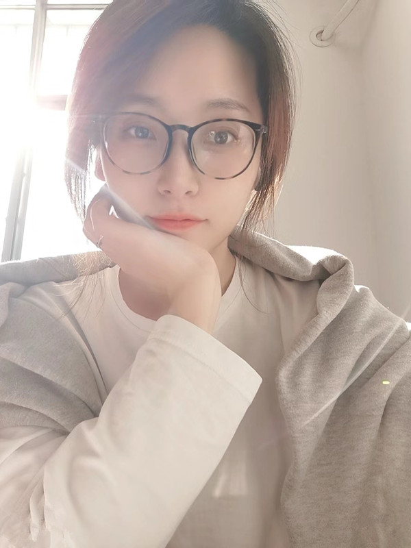 天上飞机最快，地上眼镜最骚 尤物级眼镜小姐姐，温婉气质却充满骚骚的感觉。男人看了就想狠狠插她