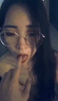 天上飞机最快，地上眼镜最骚 尤物级眼镜小姐姐，温婉气质却充满骚骚的感觉。男人看了就想狠狠插她