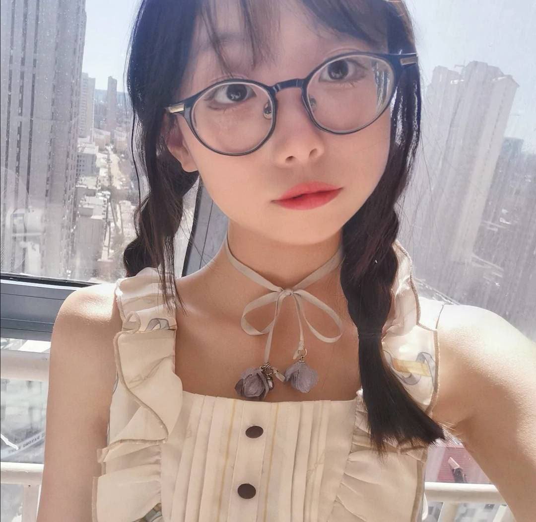 天上飞机最快，地上眼镜最骚 尤物级眼镜小姐姐，温婉气质却充满骚骚的感觉。男人看了就想狠狠插她