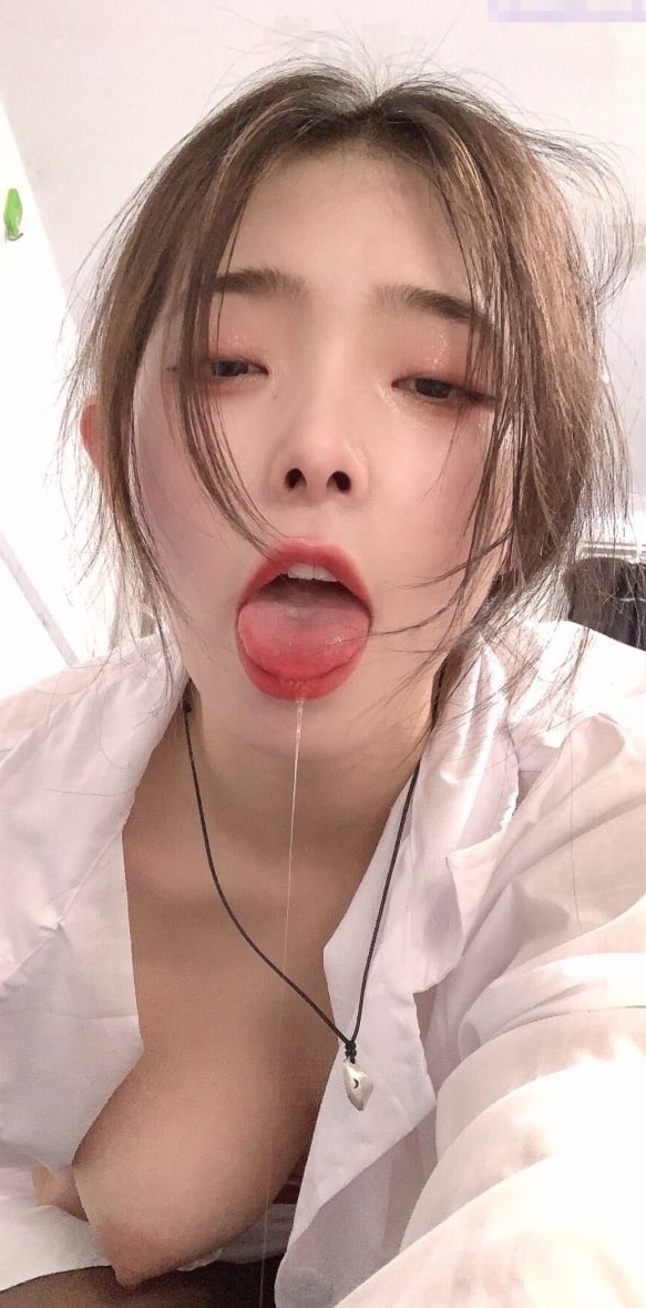 每根鸡吧的感觉都不一样 被这两位单男玩的欲仙欲死 小骚穴被塞的好满 对这根大肉棒相当满意
