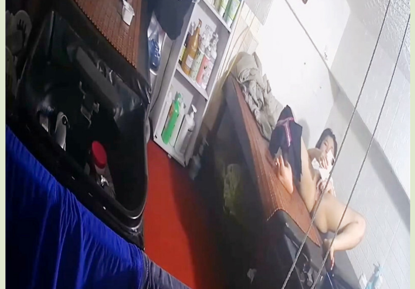 理发店的女学徒在白天给客人洗头的地方洗BB然后一边看蜡笔小新一边抠BB