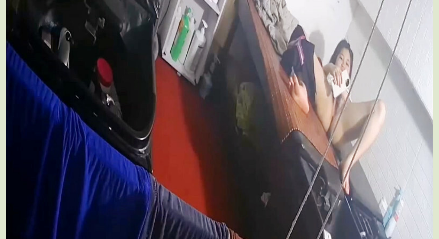 理发店的女学徒在白天给客人洗头的地方洗BB然后一边看蜡笔小新一边抠BB