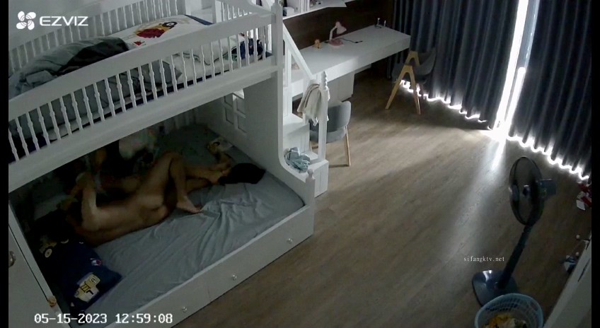 黑客破解家庭网络摄像头偷拍 年轻性欲强的小夫妻H子不在疯狂做爱 H子在媳妇只能在床边抠逼