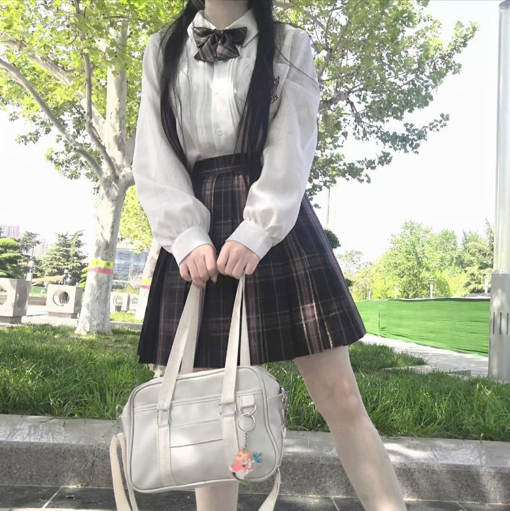 jk短裙学妹 皮肤白皙吹弹可破 纯欲系少女活力四射 粗大阳具速攻紧致嫩穴 挺翘圆润蜜臀
